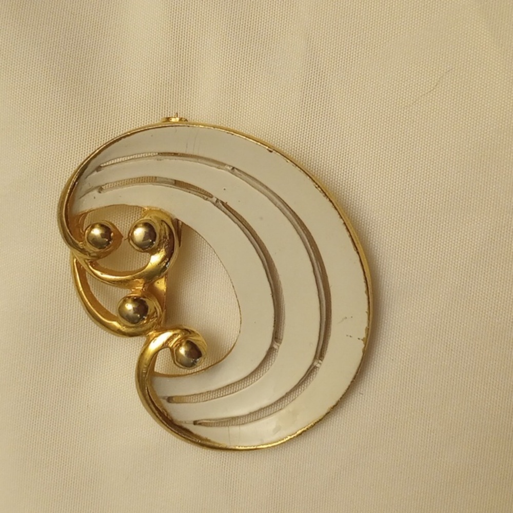 Vintage White and Gold Swirl Brooch